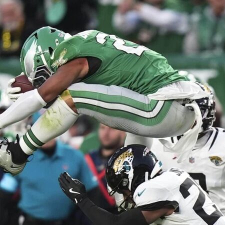 Раннинбек Eagles Сакуон Баркли попал на обложку Madden с легендарным прыжком