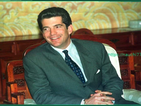 Женщины заполонили парк в поисках избранника на конкурсе двойников Кеннеди-младшего