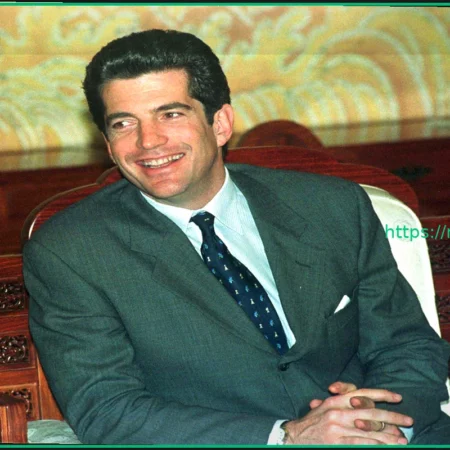 Женщины заполонили парк в поисках избранника на конкурсе двойников Кеннеди-младшего