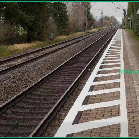 Инцидент в Германии: Поезд столкнулся с бетонными плитами