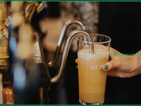 Паб в Великобритании раздает бесплатное пиво после того, как власти сочли акцию с пинтой за 25 центов «безответственной»