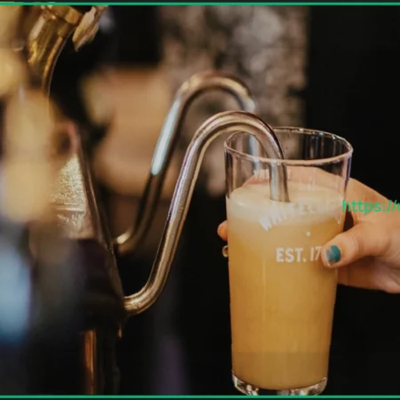 Паб в Великобритании раздает бесплатное пиво после того, как власти сочли акцию с пинтой за 25 центов «безответственной»