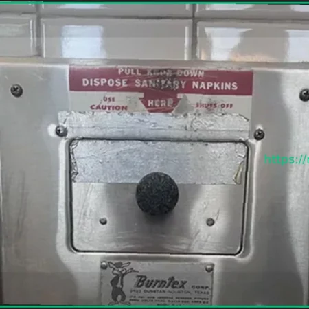 Странное устройство в старом школьном туалете удивило пользователей сети