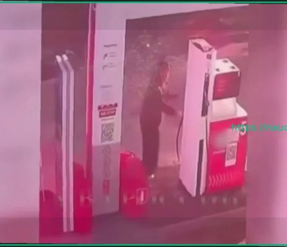 Подросток загорелся во время поджога заправки в Москве и попал на видео