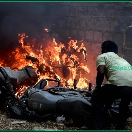 Мужчина поджег возлюбленную и ее родителей из-за скутера