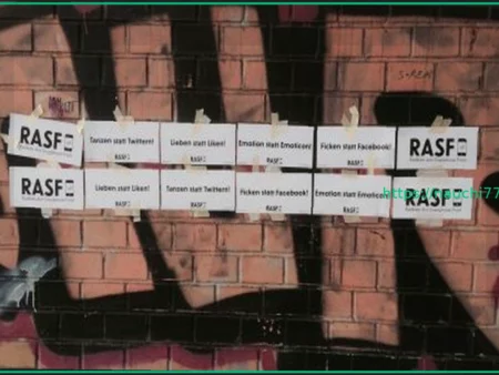 «Любить, а не лайкать»: Антисмартфонные листовки в Берлине