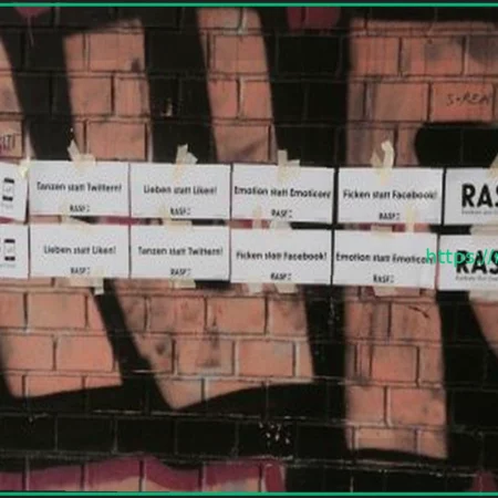 «Любить, а не лайкать»: Антисмартфонные листовки в Берлине