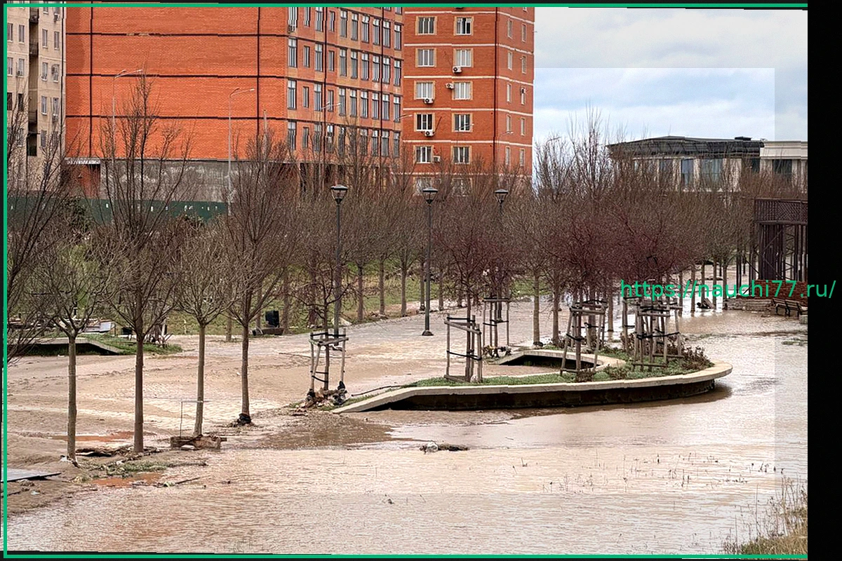 Preview Обрушение жилого дома в Махачкале на фоне масштабных затоплений попало на видео