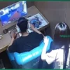 Китайский геймер покоряет интернет, продолжая играть через боль после того, как официантка пролила на него горячий напиток