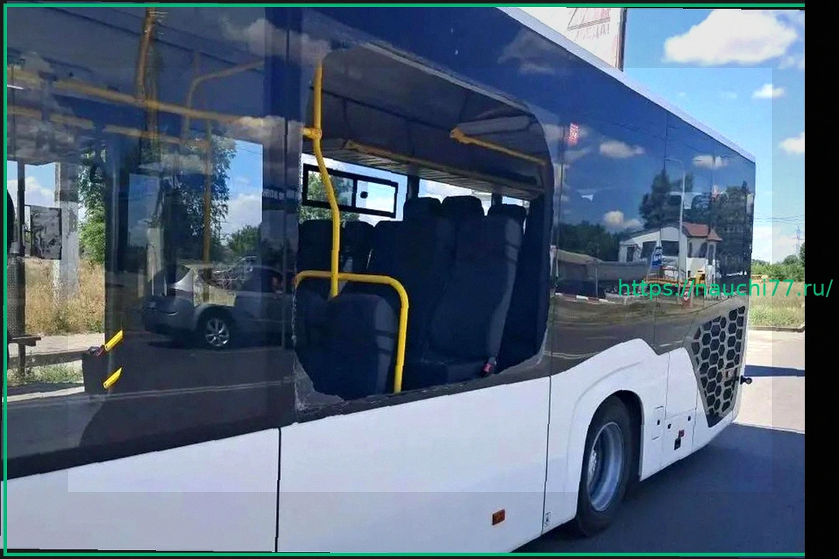 Preview Осколки сбитого дрона повредили рейсовый автобус на трассе «Новороссия»