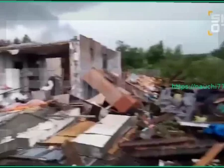 Последствия мощного торнадо в Свердловской области запечатлены на видео