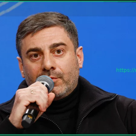 Украинский омбудсмен отреагировал на упреки в объятиях с российским чиновником