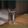 Вода — лучшее средство от жажды в жару, утверждает врач